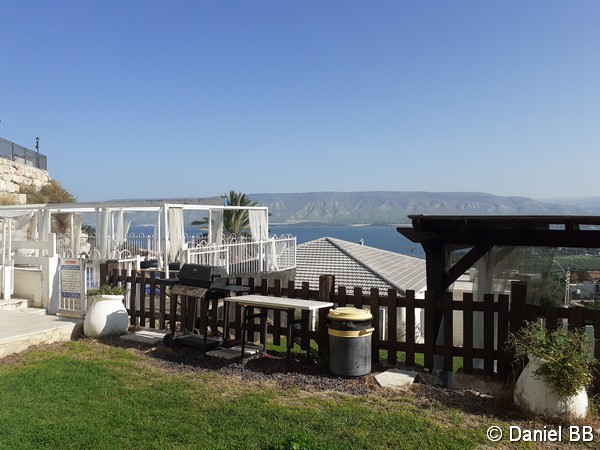 דשא עליון פינת ברביקיו מבט לכנרת